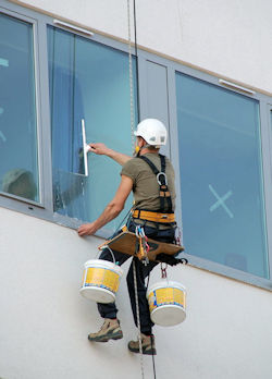 window washer using a rope descent system with seatboard