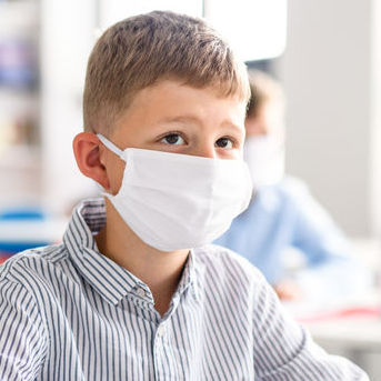 Child wearing mask that covers nose and mouth