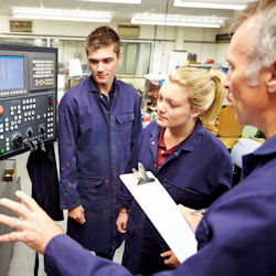 Image of supervisor conducting OJT with employees