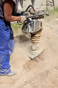 Employee using a stamping vibrating tool