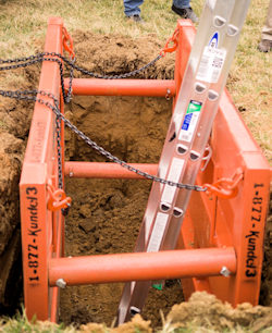 Trench box with ladder