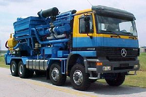 Hot oiling truck that circulates fluids down well bores